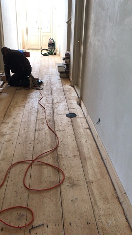 Finsterwolde Groningen grenen houten vloer renovatie met walsschuurmachine statige boerenbehuizing