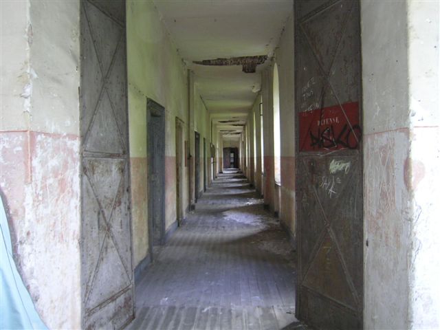Lange gangen vol met parketstroken in een franse kazerne