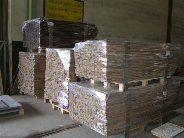 Netjes in folie verpakte pakket oude eiken parketstroken klaar voor vertrek vanuit Frankrijk naar Holtzvloeren in Nederland