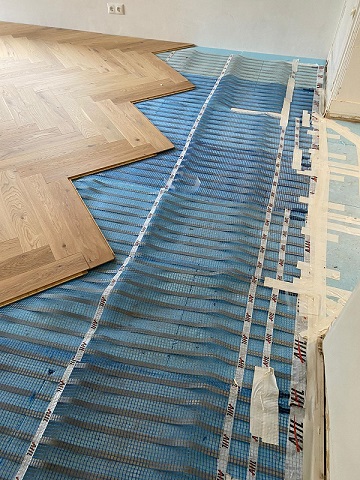 klik eiken Visgraat op infrarood vloerverwarming gelegd aan de Hereweg in Groningen door Holtz houten vloeren 