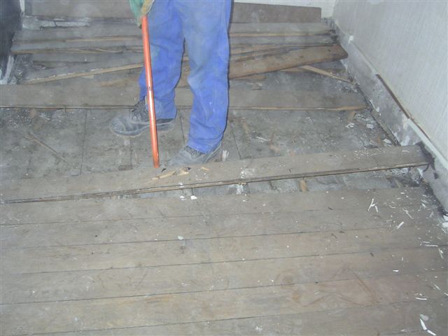 Oude grenen planken aan het slopen in pand in Frankrijk door Holtz Vloeren