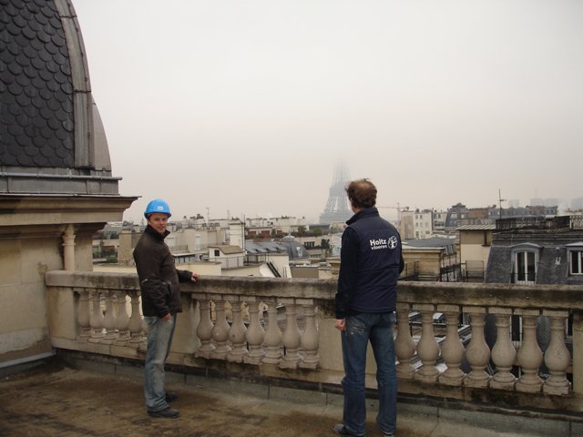Op het dak van het fameuse franse hotel dat volledig wordt gerenoveerd