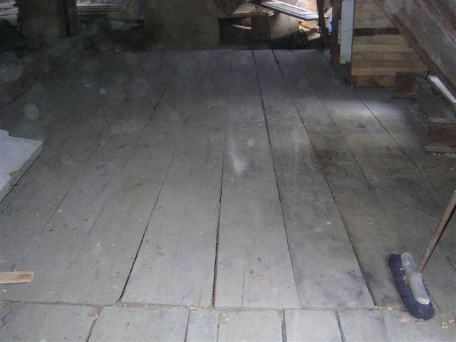Grenen vloerplanken die wij hebben opgekocht, nu nog even eruit halen in Franse boerderij